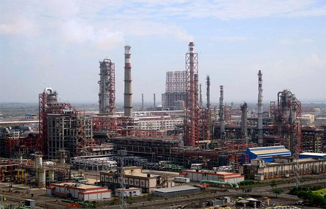 Rosneft to buy 49% stake in Essar Oil