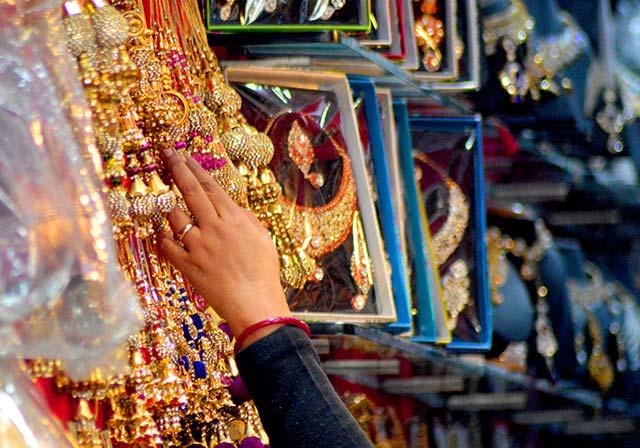 Divide among jewellery associations deepens as partial strike continues