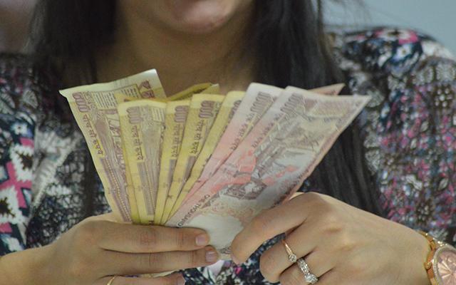 Old Rs 500, Rs 1,000 currency notes can be used to buy fuel, air & railway tickets & govt hospital fees till Nov 24