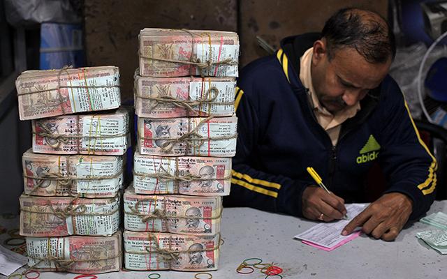 Demonetisation: Govt cuts short deadline to use old notes for fuel, air ticket