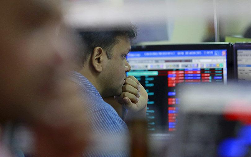 Indian shares end lower on Omicron uncertainty, Reliance drag