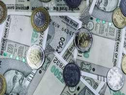Rupee falls to record low, RBI likely steps in